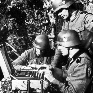 Soldats allemands utilisant une machine Enigma.