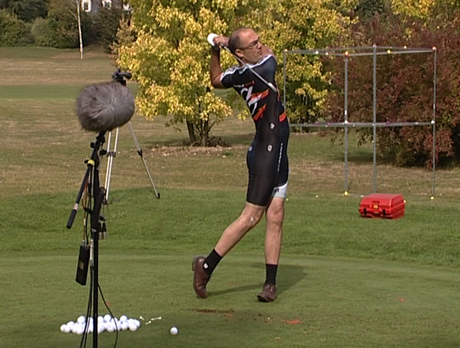 Un golfeur, ici le champion Grégory  Havret, exécutant un swing.